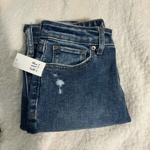 Skinny jeans with a little rips.